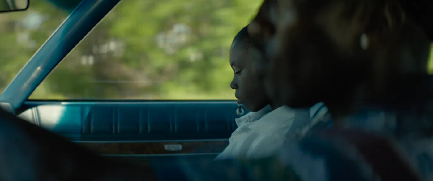 Moonlight (2016), Barry Jenkins — plan rapproché, jour, intérieur, deux personnages : voiture (habitacle), polo blanc, voiture, rétroviseur