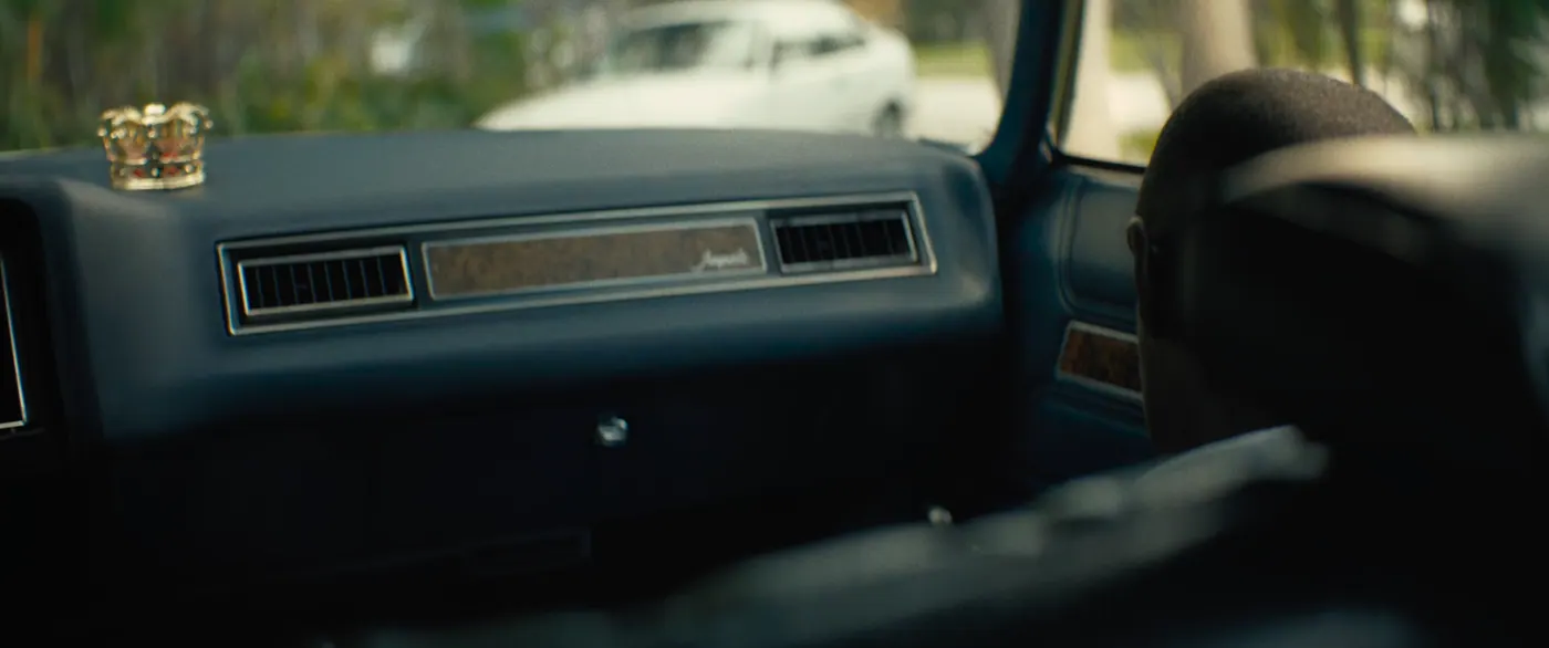 Moonlight (2016), Barry Jenkins — plan rapproché, jour, intérieur, un personnage : voiture (habitacle), voiture, chevrolet impala, couronne, tableau de bord