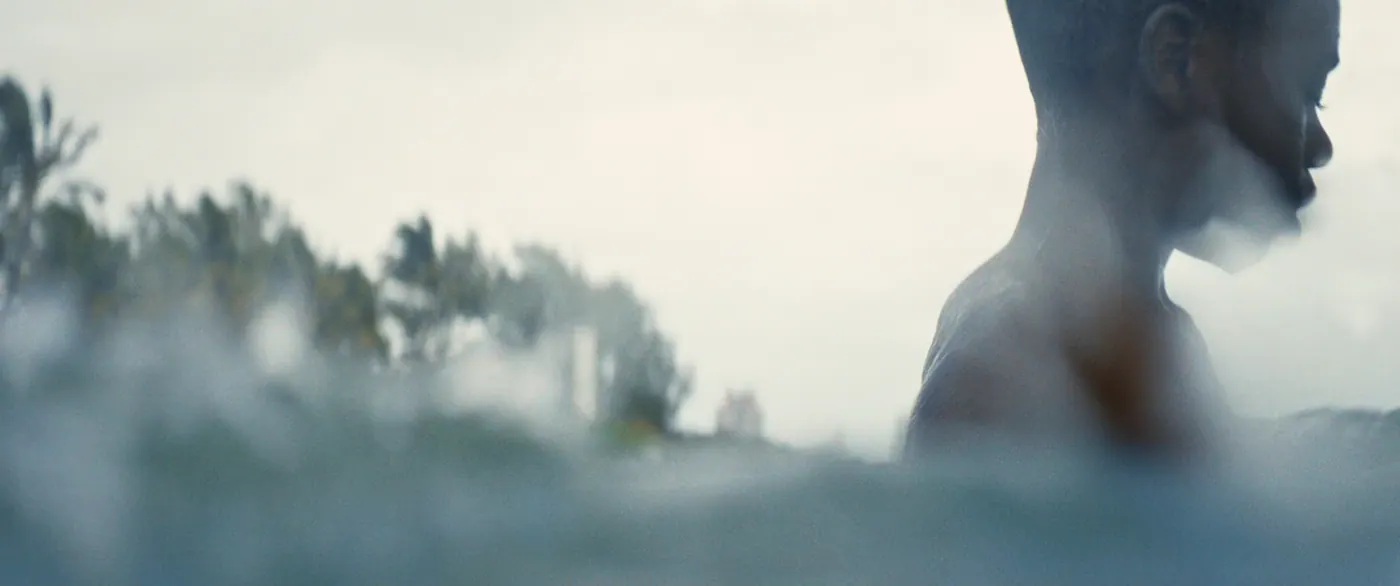 Moonlight (2016), Barry Jenkins — plan rapproché, jour, extérieur, un personnage : mer, torse nu, nager