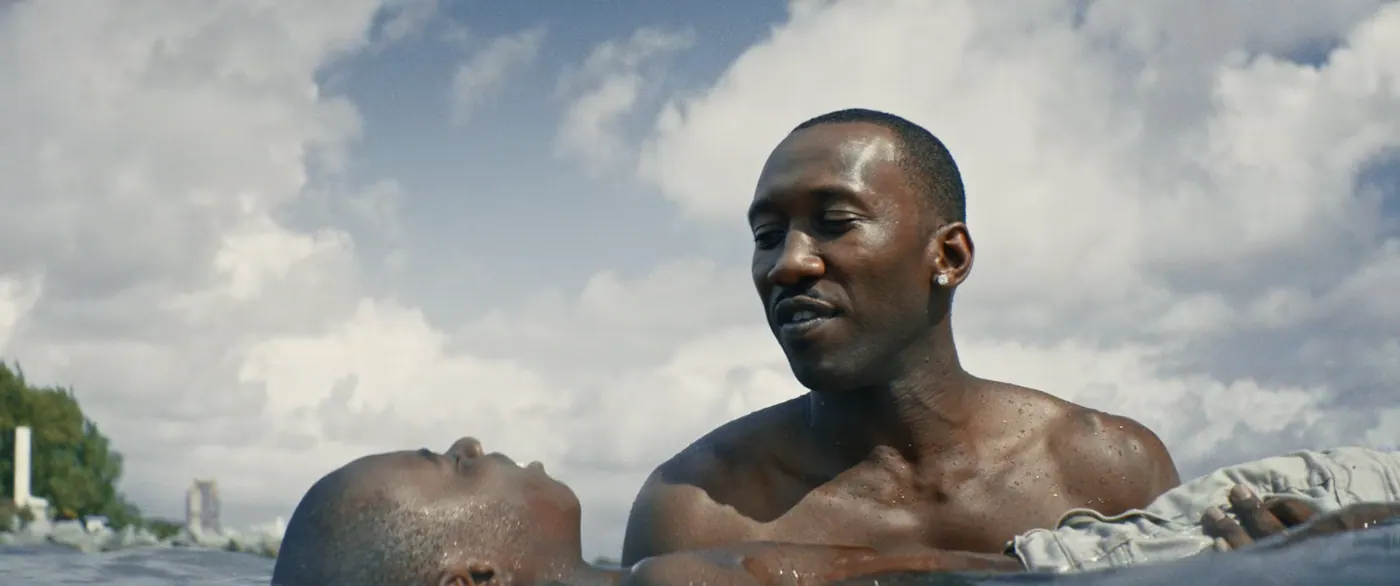Moonlight (2016), Barry Jenkins — plan rapproché, jour, extérieur, deux personnages, soleil direct : mer, boucle d’oreille, nuage, torse nu, nager