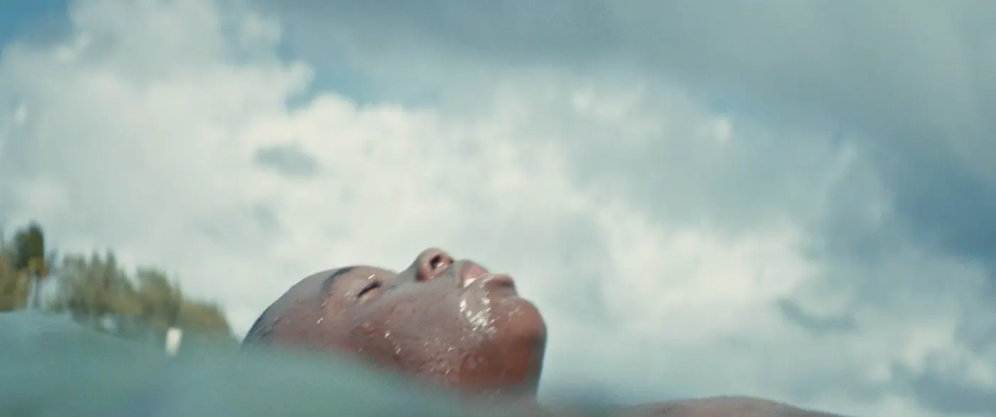 Moonlight (2016), Barry Jenkins — gros plan, jour, extérieur, un personnage : mer, nuage, nager