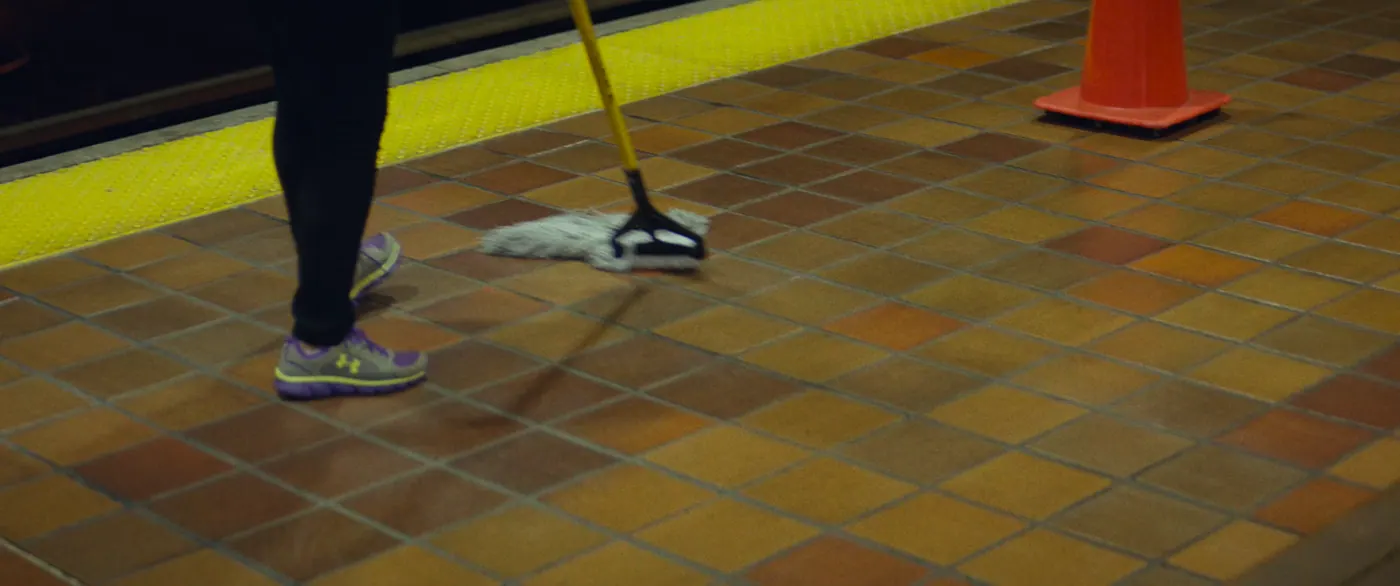 Moonlight (2016), Barry Jenkins — plan moyen, nuit, un personnage : métro, serpillière, cône de signalisation, carrelage, baskets, nettoyer