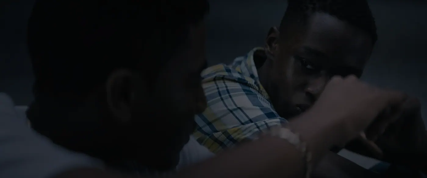 Moonlight (2016), Barry Jenkins — gros plan, nuit, extérieur, deux personnages, lumière froide : chemise à carreaux