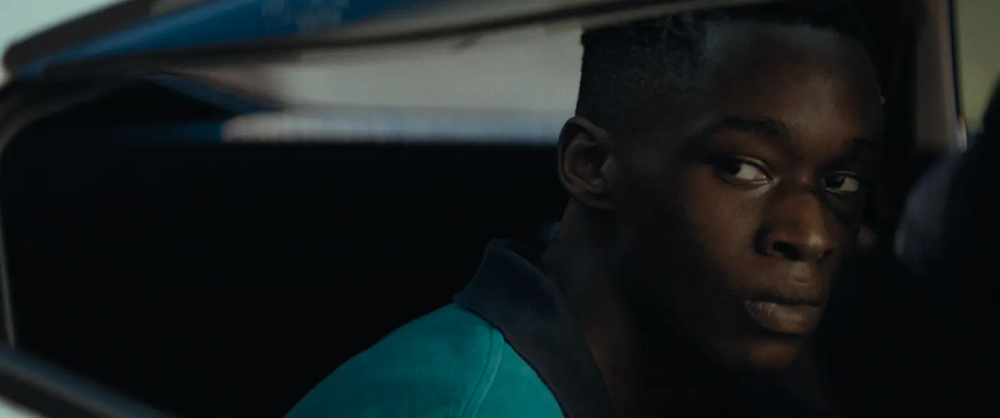 Moonlight (2016), Barry Jenkins — gros plan, intérieur, un personnage : voiture (habitacle), polo turquoise, voiture