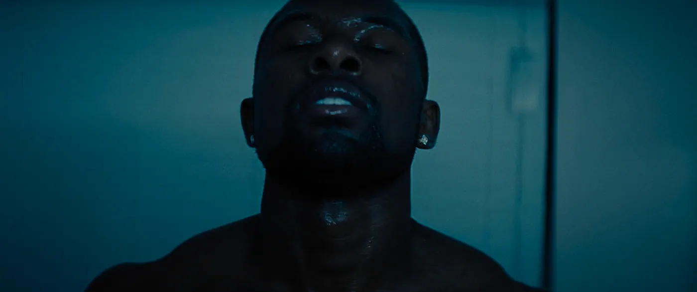 Moonlight (2016), Barry Jenkins — gros plan, intérieur, un personnage, lumière froide : boucle d’oreille, torse nu