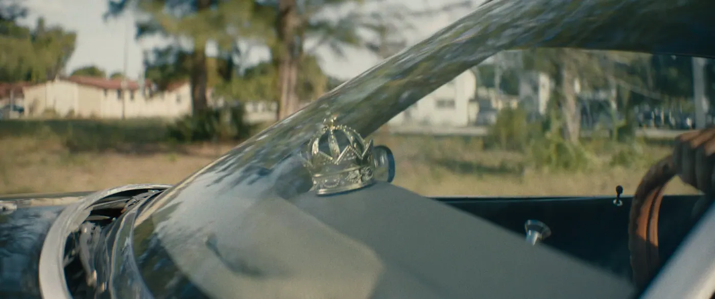 Moonlight (2016), Barry Jenkins — insert, jour, intérieur, un personnage : voiture (habitacle), rue, voiture, couronne, volant, tableau de bord, pare-brise, conduire