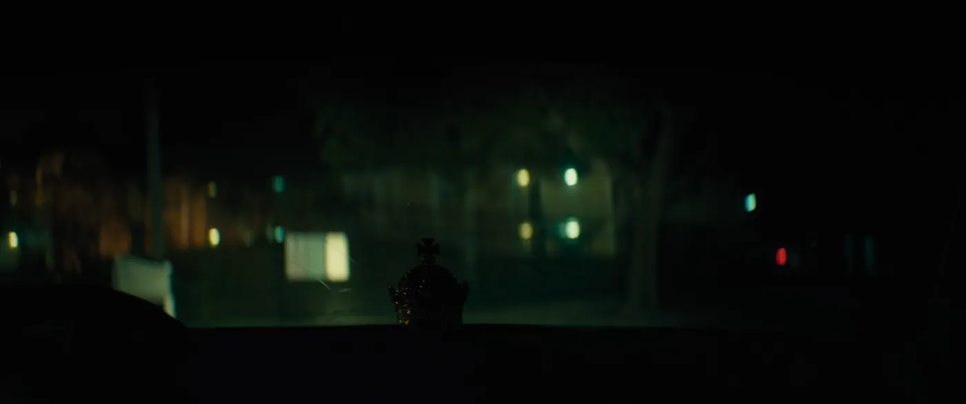Moonlight (2016), Barry Jenkins — plan d’ensemble, nuit, intérieur, sans personnage : voiture (habitacle), rue, voiture, couronne, tableau de bord
