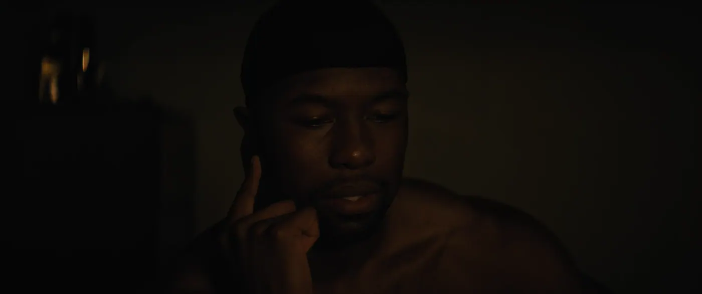 Moonlight (2016), Barry Jenkins — gros plan, nuit, intérieur, un personnage, clair-obscur, lumière chaude : durag, torse nu