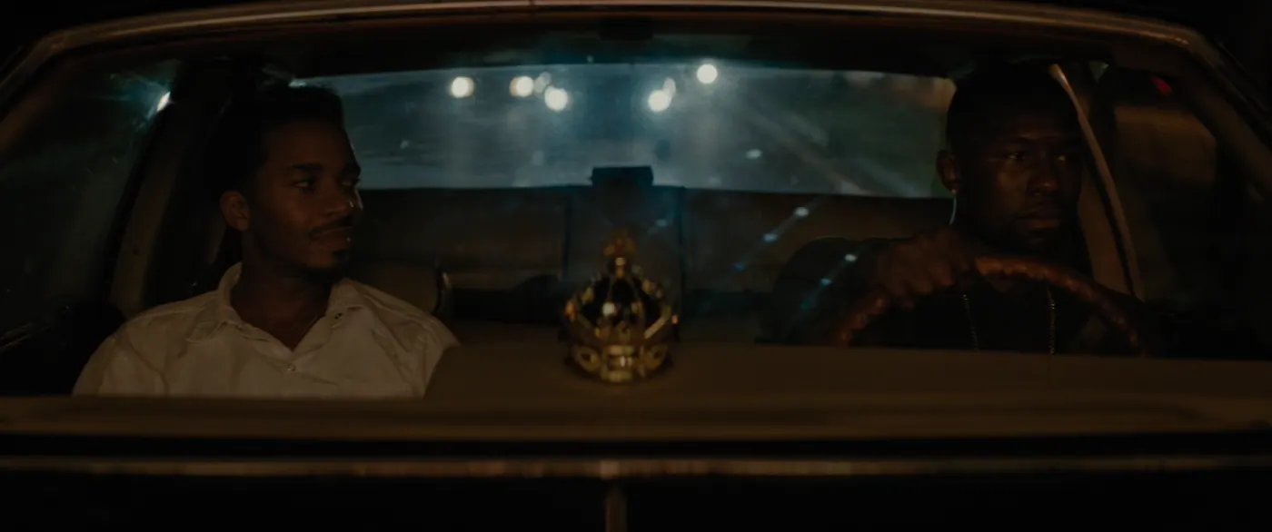 Moonlight (2016), Barry Jenkins — plan rapproché, nuit, intérieur, deux personnages, lumière chaude : voiture (habitacle), chemise blanche, couronne, volant, tableau de bord, voiture