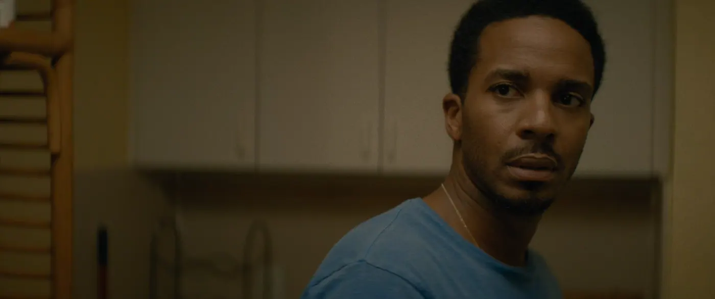 Moonlight (2016), Barry Jenkins — gros plan, nuit, intérieur, un personnage, lumière chaude : cuisine, tee-shirt bleu, chaîne en or, placard