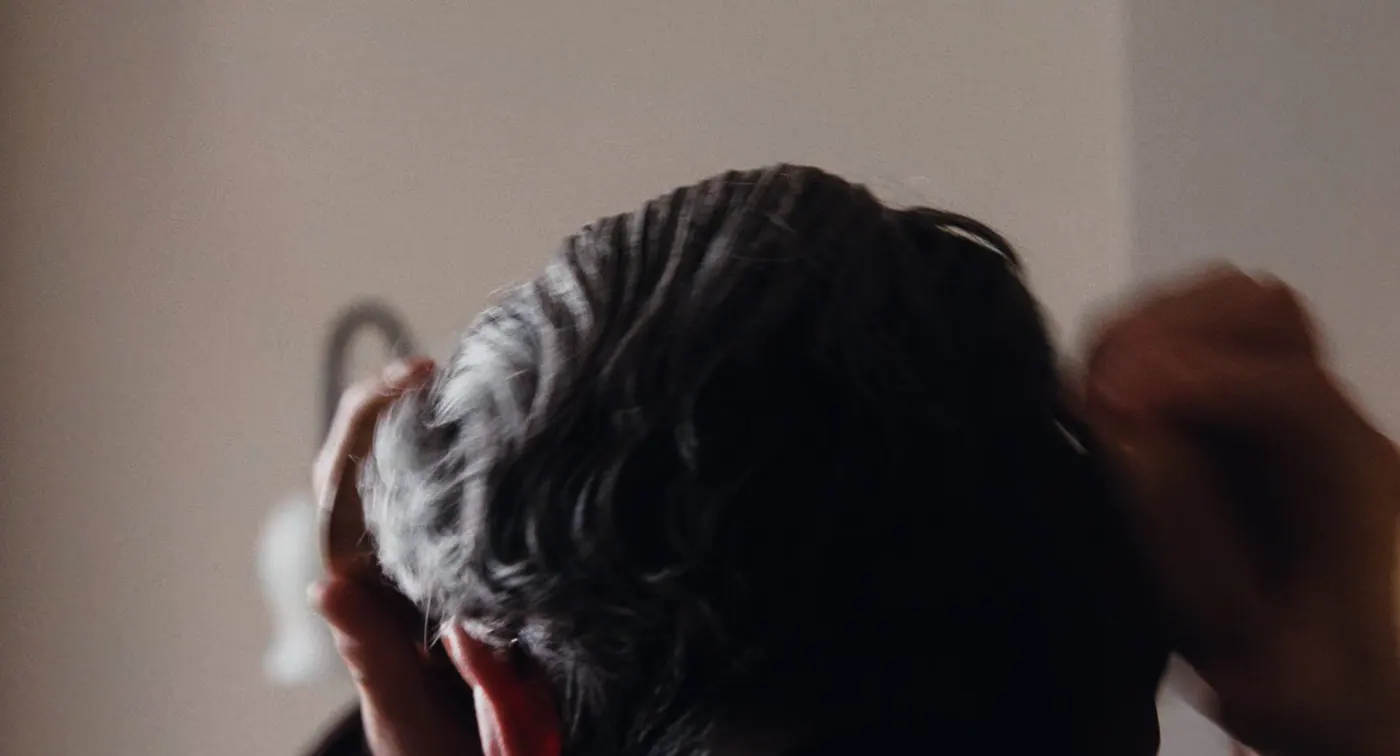 Phantom Thread (2017), Paul Thomas Anderson — gros plan, intérieur, un personnage : applique, se coiffer