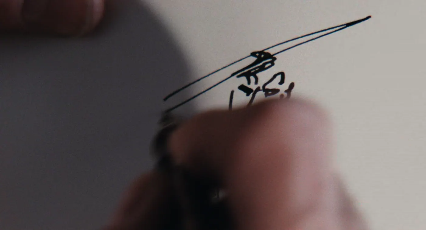 Phantom Thread (2017), Paul Thomas Anderson — très gros plan, intérieur, un personnage : stylo, croquis, papier, dessiner