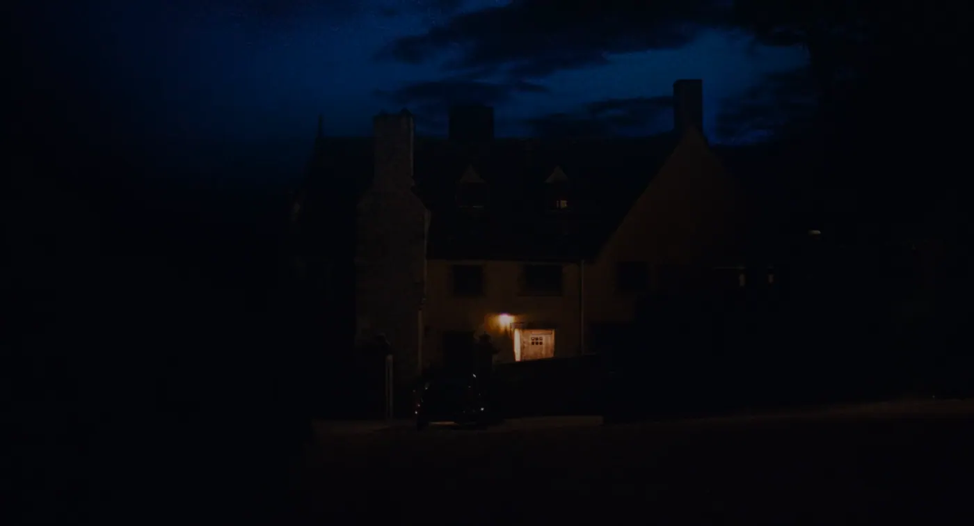 Phantom Thread (2017), Paul Thomas Anderson — plan d’ensemble, nuit, extérieur, sans personnage, lumière froide, lumière chaude : maison, voiture, lampe, cheminée