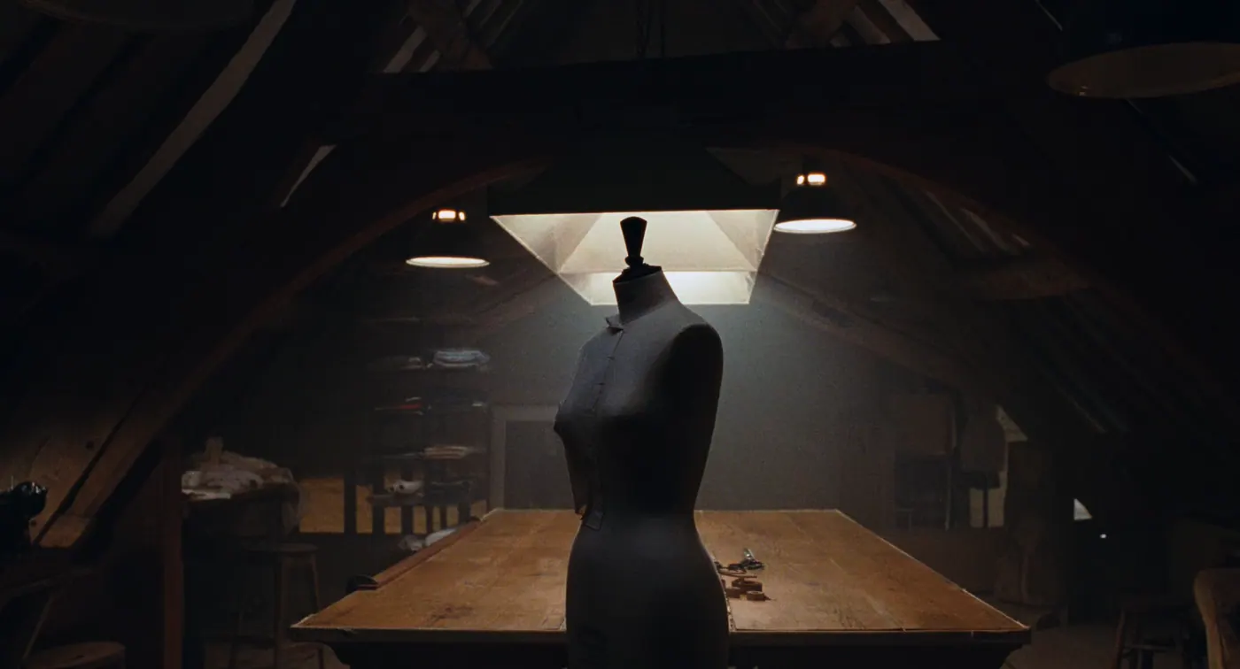 Phantom Thread (2017), Paul Thomas Anderson — plan d’ensemble, intérieur, sans personnage, clair-obscur, lumière froide : atelier de couture, grenier, mannequin de couture, table, lampe