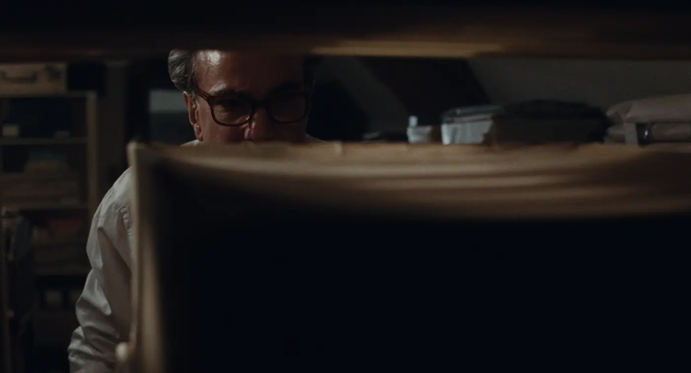 Phantom Thread (2017), Paul Thomas Anderson — plan rapproché, intérieur, un personnage, clair-obscur : étagère, lunettes