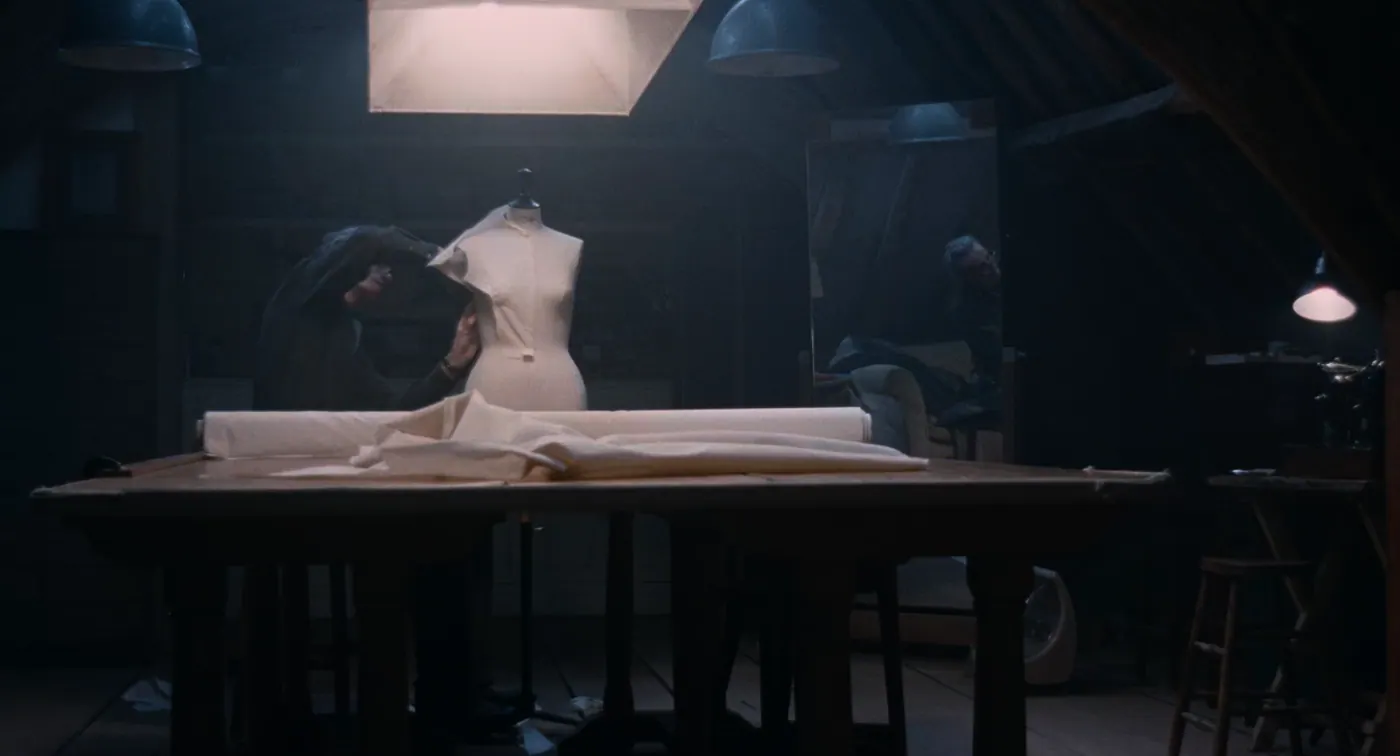 Phantom Thread (2017), Paul Thomas Anderson — plan large, intérieur, deux personnages, clair-obscur, lumière froide : atelier de couture, grenier, mannequin de couture, rouleau de tissu