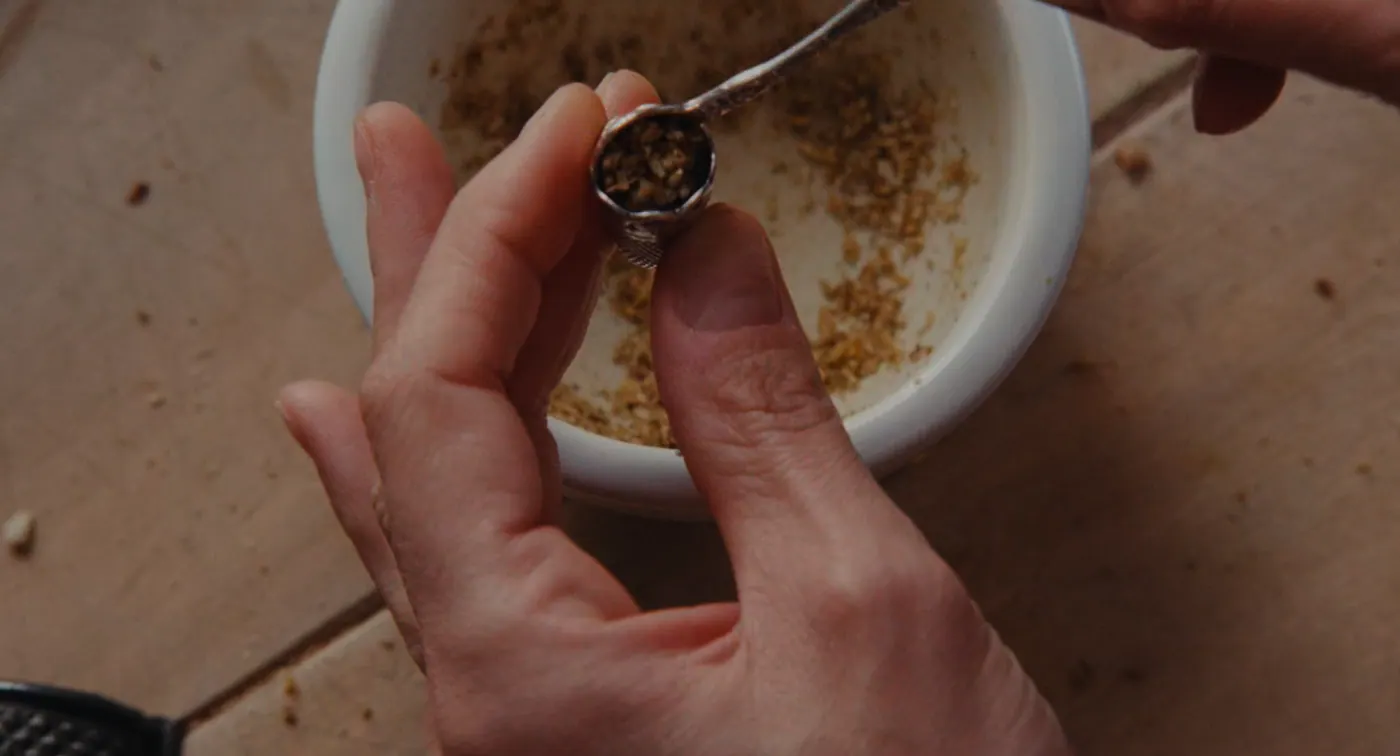 Phantom Thread (2017), Paul Thomas Anderson — très gros plan, intérieur, un personnage : dé à coudre, cuillère, bol, poudre
