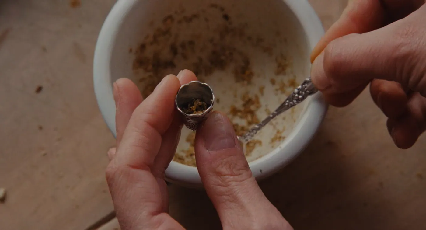 Phantom Thread (2017), Paul Thomas Anderson — très gros plan, intérieur, un personnage : dé à coudre, cuillère, bol, poudre