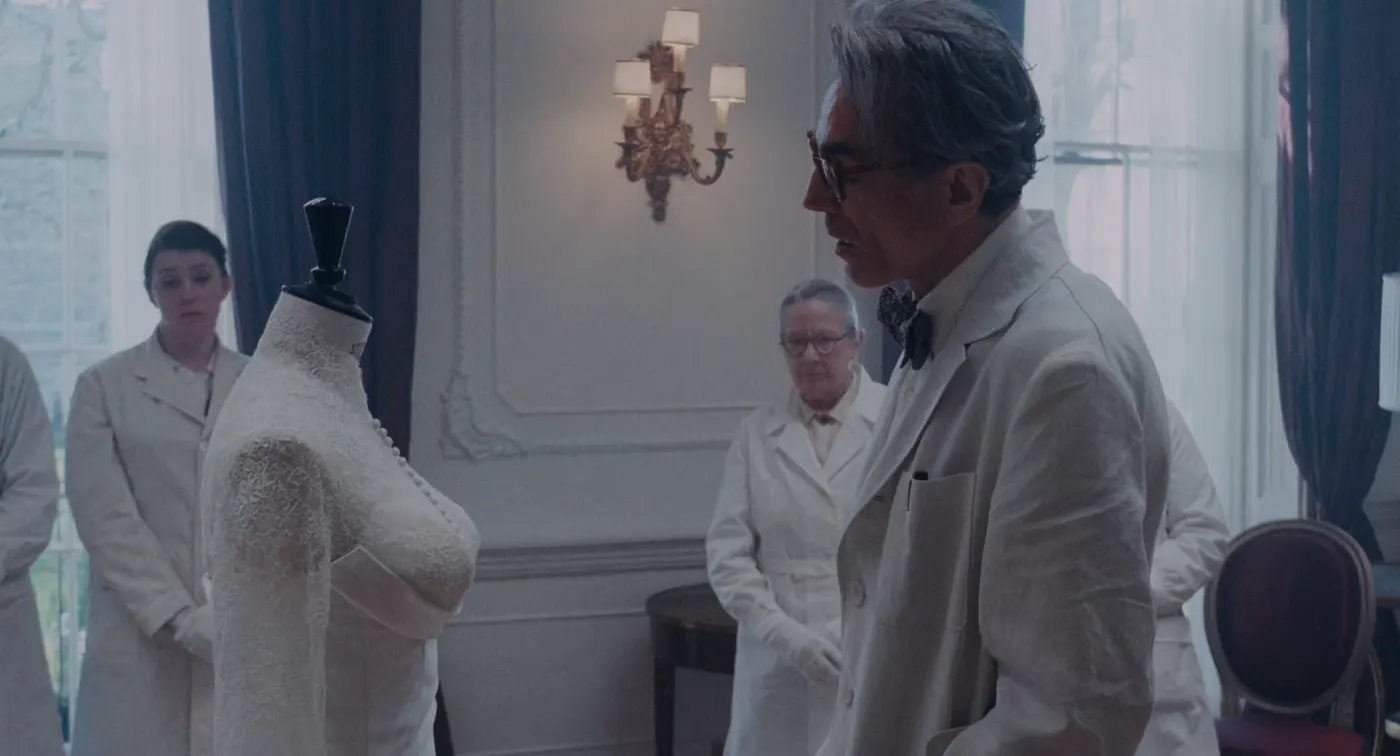 Phantom Thread (2017), Paul Thomas Anderson — plan rapproché, jour, intérieur, cinq personnages, lumière de fenêtre : salon, blouse blanche, mannequin de couture, robe en dentelle, applique