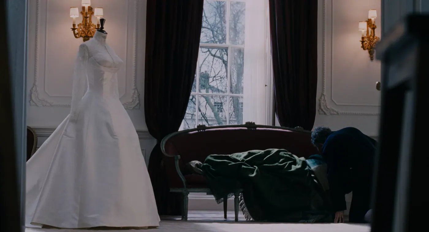 Phantom Thread (2017), Paul Thomas Anderson — plan large, jour, intérieur, un personnage, lumière de fenêtre : salon, robe blanche, robe de mariée, mannequin de couture, applique, fenêtre