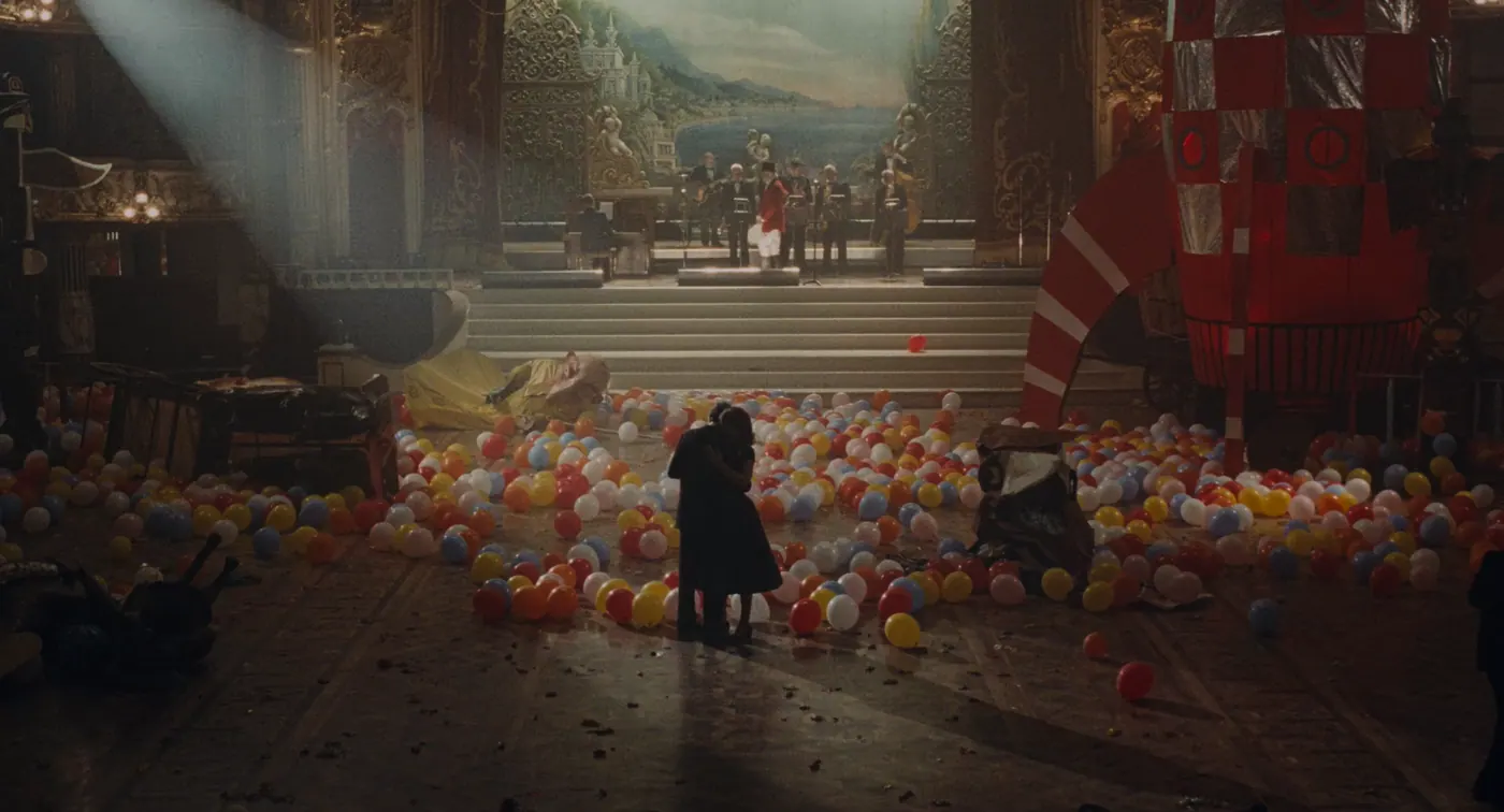 Phantom Thread (2017), Paul Thomas Anderson — plan d’ensemble, intérieur, foule, silhouette, brume : salle de bal, veste rouge, ballon de baudruche, toile peinte, piano, contrebasse