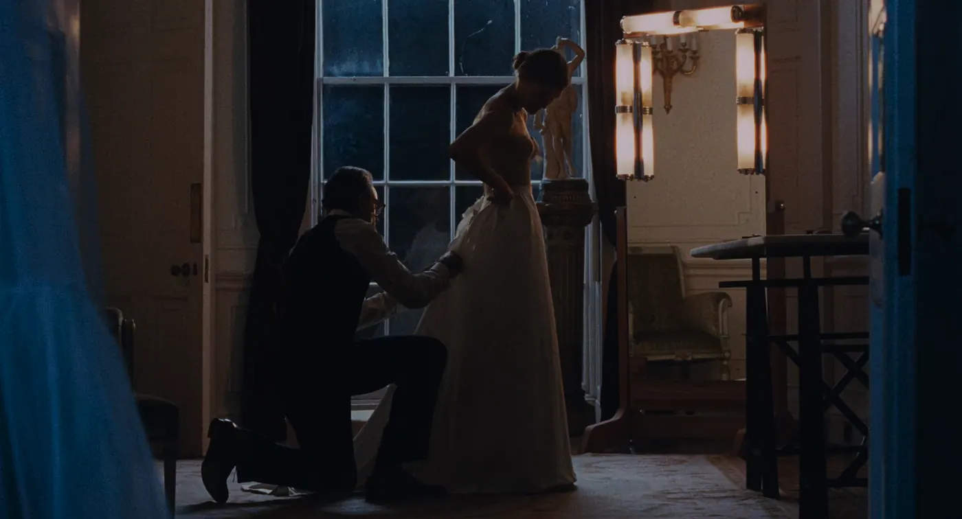 Phantom Thread (2017), Paul Thomas Anderson — plan large, nuit, intérieur, deux personnages, lumière froide, lumière chaude : salon, robe blanche, statue, fenêtre, rideau, applique, fauteuil