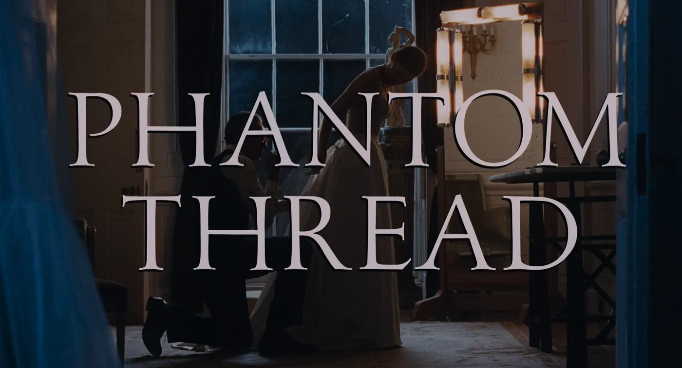 Phantom Thread (2017), Paul Thomas Anderson — plan large, nuit, intérieur, deux personnages, lumière froide, lumière chaude, générique : salon, robe blanche, statue, fenêtre, applique