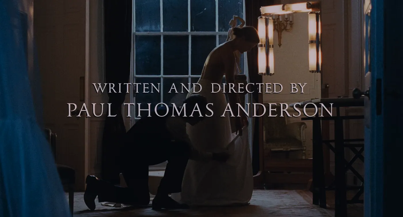 Phantom Thread (2017), Paul Thomas Anderson — plan large, nuit, intérieur, deux personnages, lumière froide, lumière chaude, générique : salon, robe blanche, statue, fenêtre, applique