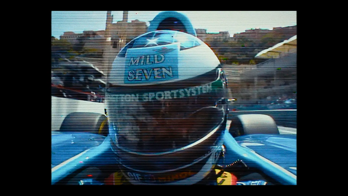 Schumacher ’94 — The Birth of a Legend (2026), Christin Freitag — plan rapproché, jour, extérieur, un personnage, soleil direct : voiture (habitacle), ville, voiture de course, formule 1