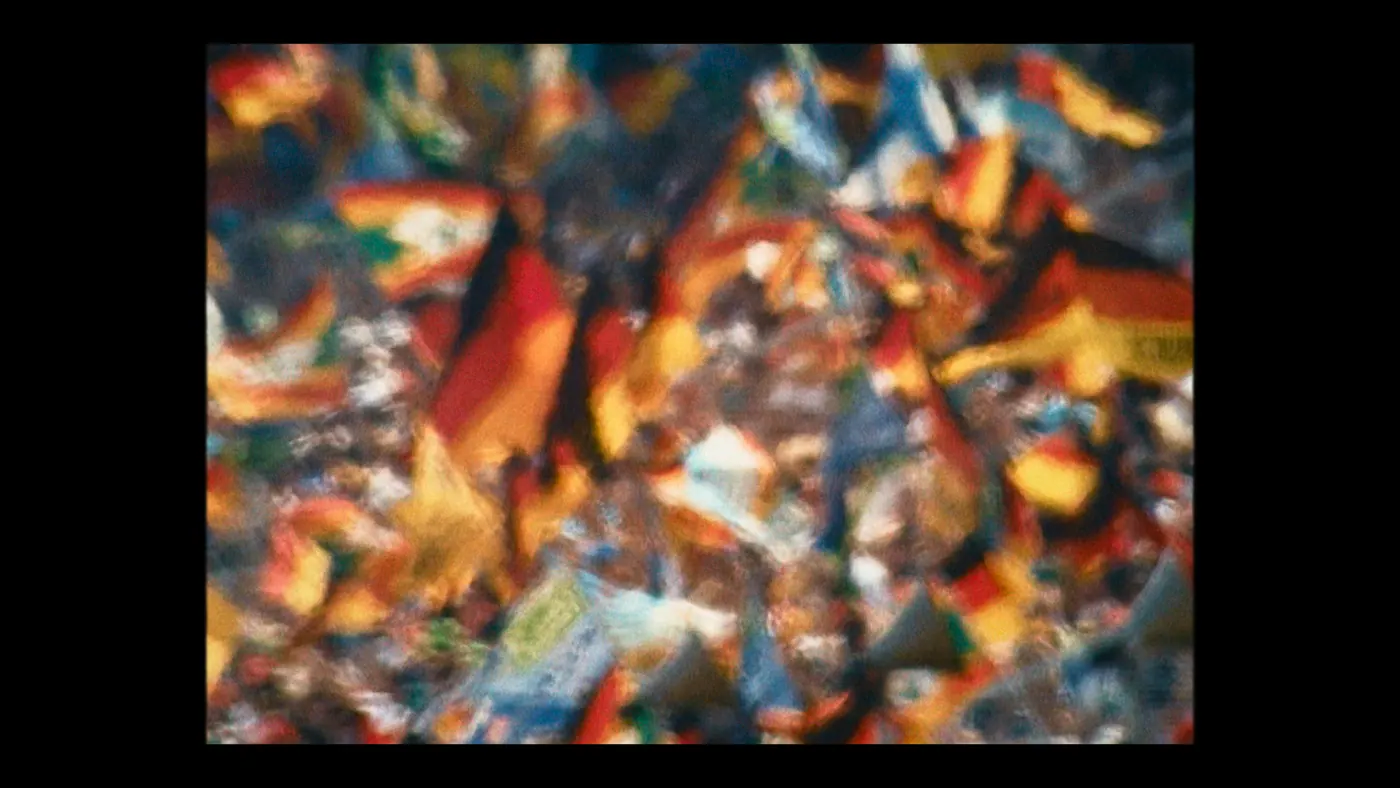 Schumacher ’94 — The Birth of a Legend (2026), Christin Freitag — plan d’ensemble, jour, extérieur, foule : drapeau allemand