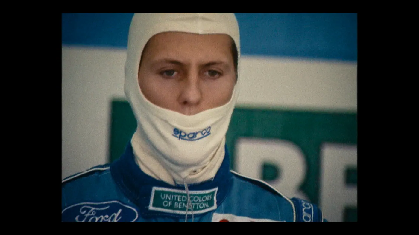Schumacher ’94 — The Birth of a Legend (2026), Christin Freitag — plan rapproché, un personnage : cagoule blanche, combinaison bleue, combinaison de pilote