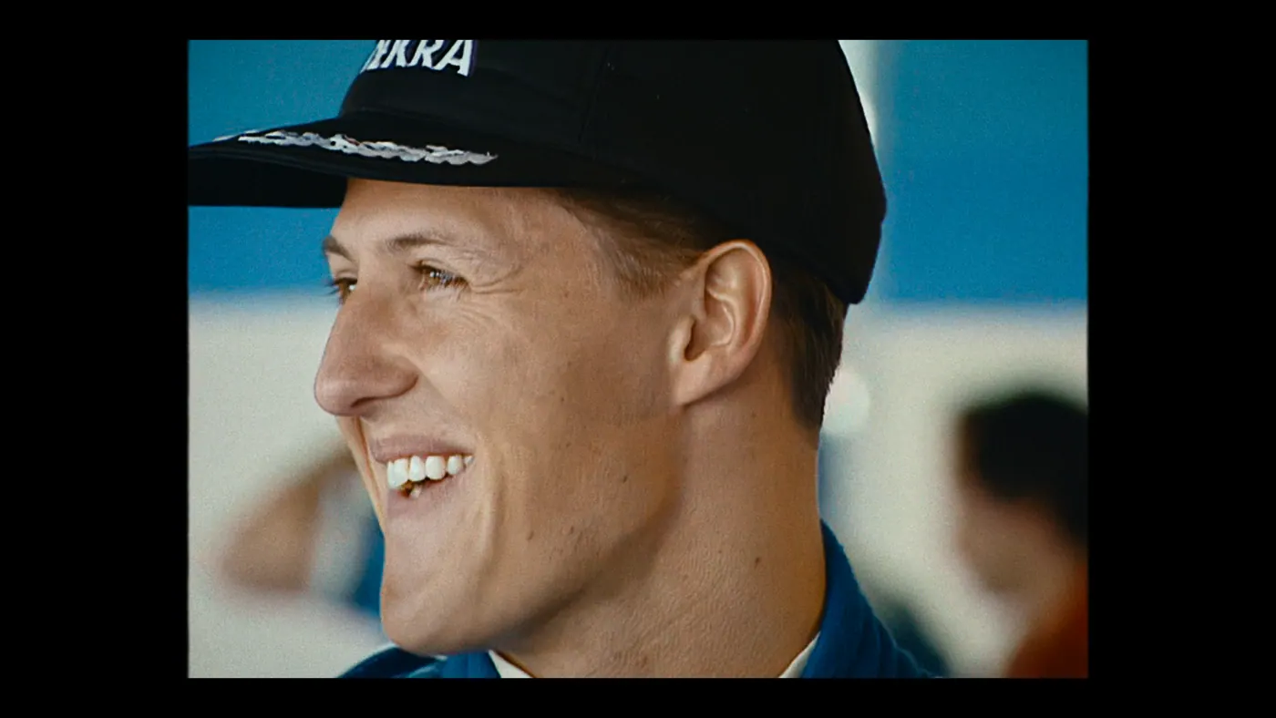Schumacher ’94 — The Birth of a Legend (2026), Christin Freitag — gros plan, trois personnages : casquette noire, rire