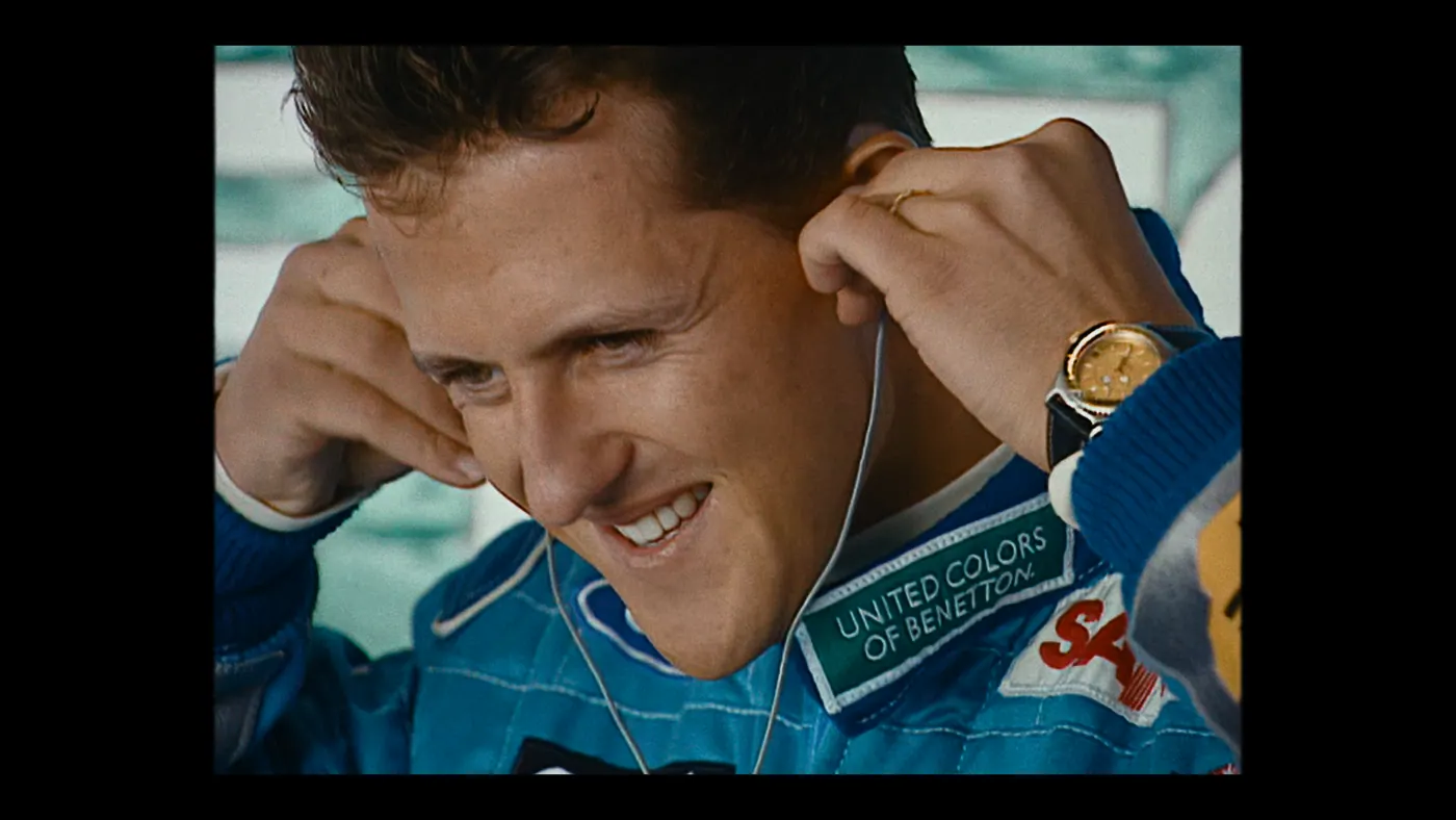 Schumacher ’94 — The Birth of a Legend (2026), Christin Freitag — gros plan, un personnage : combinaison bleue, montre, écouteurs, combinaison de pilote