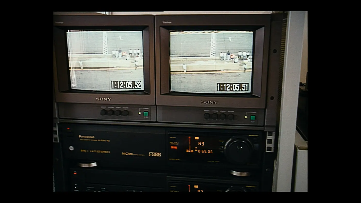 Schumacher ’94 — The Birth of a Legend (2026), Christin Freitag — insert, intérieur, sans personnage : salle de contrôle, téléviseur, magnétoscope