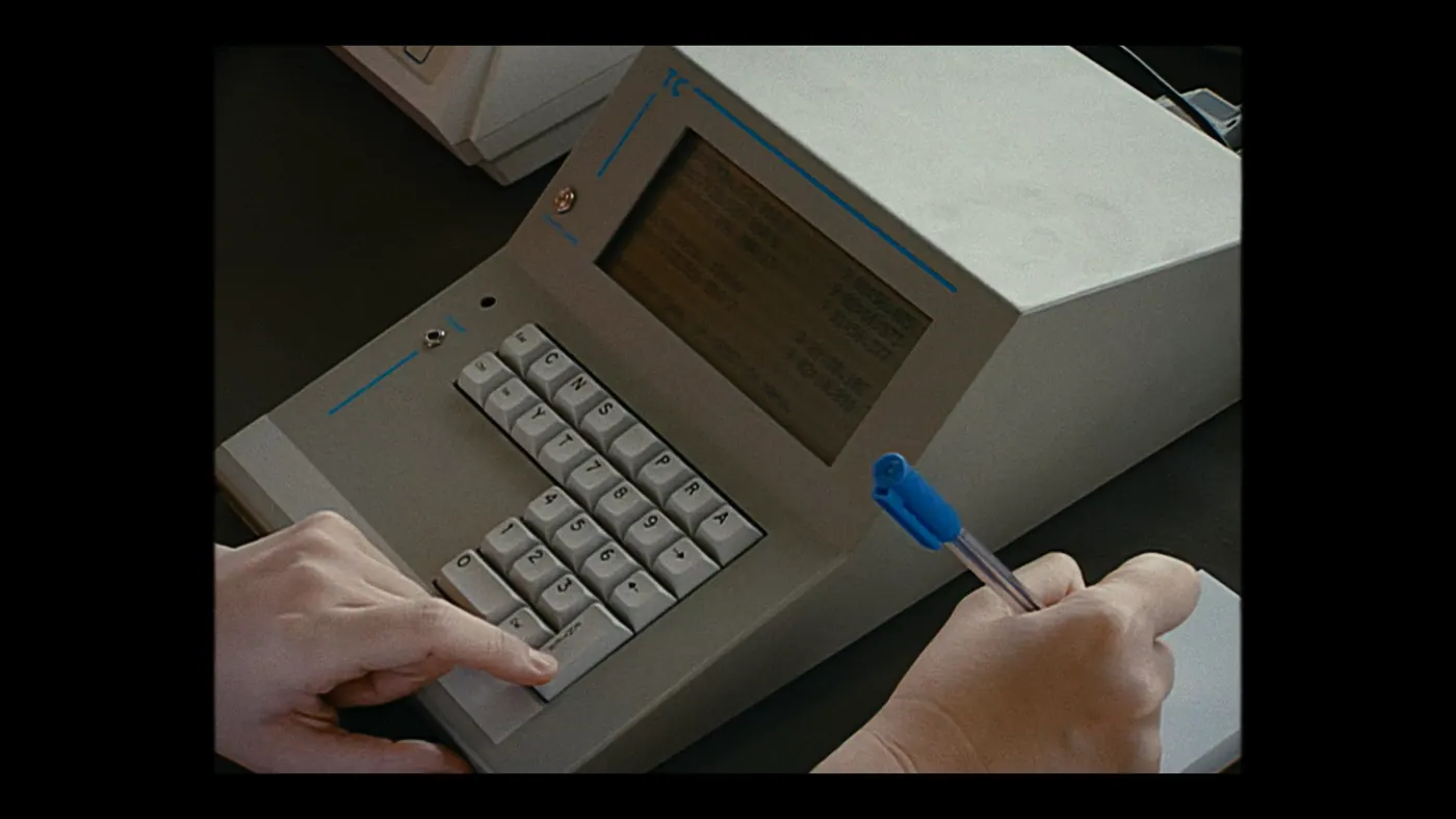 Schumacher ’94 — The Birth of a Legend (2026), Christin Freitag — insert, intérieur, un personnage : clavier, stylo, écran, écrire