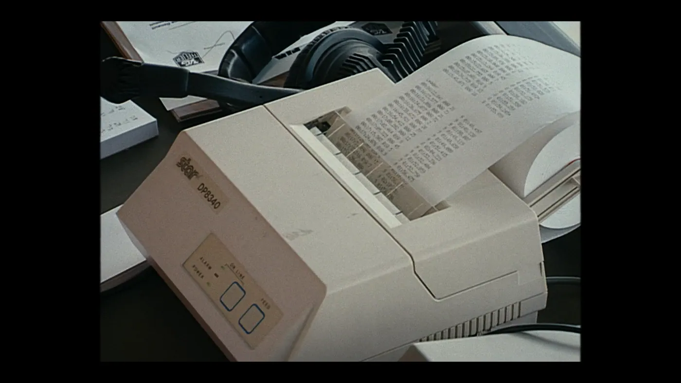 Schumacher ’94 — The Birth of a Legend (2026), Christin Freitag — insert, intérieur, sans personnage : imprimante, rouleau de papier, casque audio