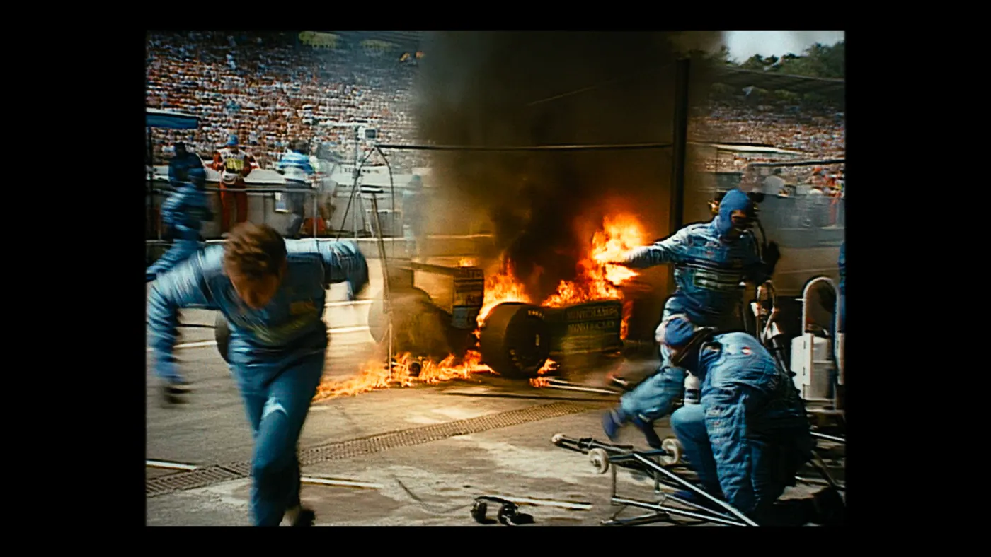 Schumacher ’94 — The Birth of a Legend (2026), Christin Freitag — plan large, jour, extérieur, foule, feu, soleil direct : circuit automobile, combinaison bleue, voiture de course, formule 1