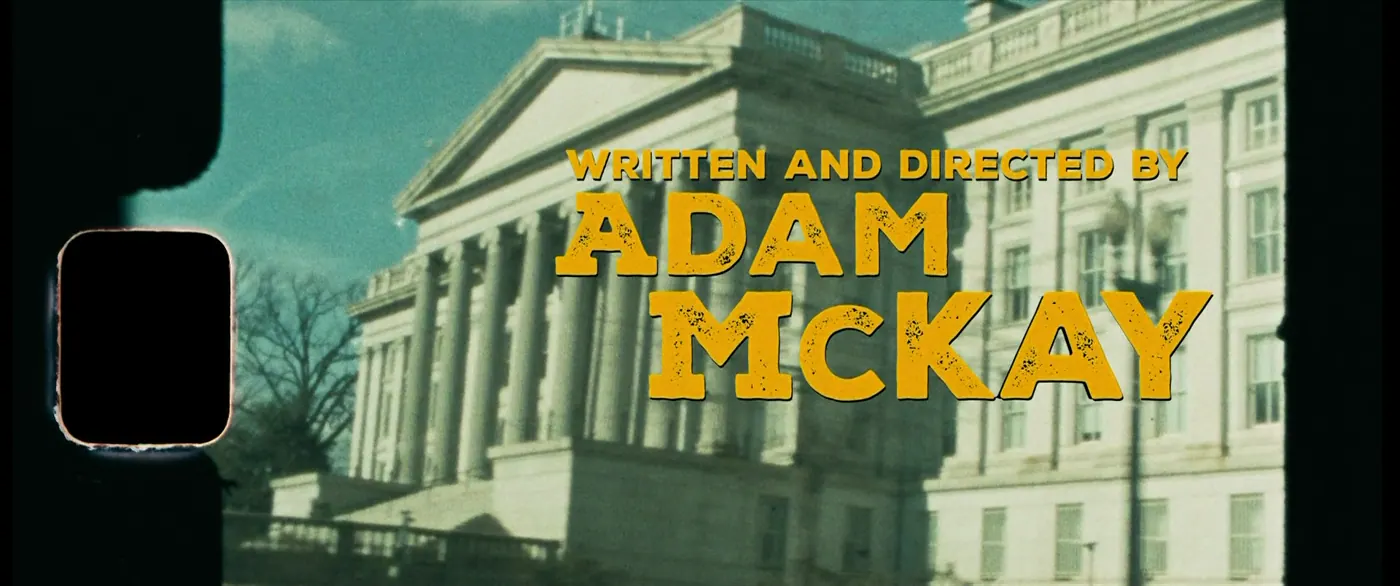 Vice (2018), Adam McKay — plan d’ensemble, jour, extérieur, sans personnage, générique : ville, colonne, lampadaire, arbre, pellicule