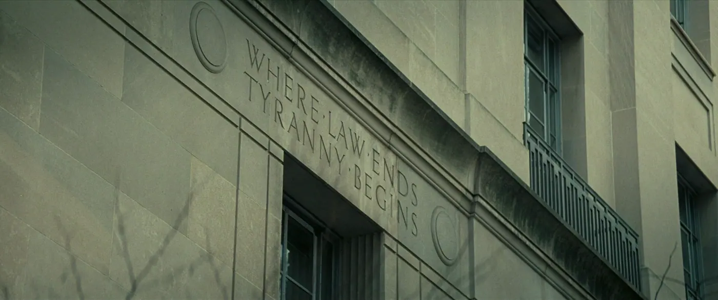 Vice (2018), Adam McKay — insert, jour, extérieur, sans personnage : ville, inscription gravée, fenêtre, balcon, arbre