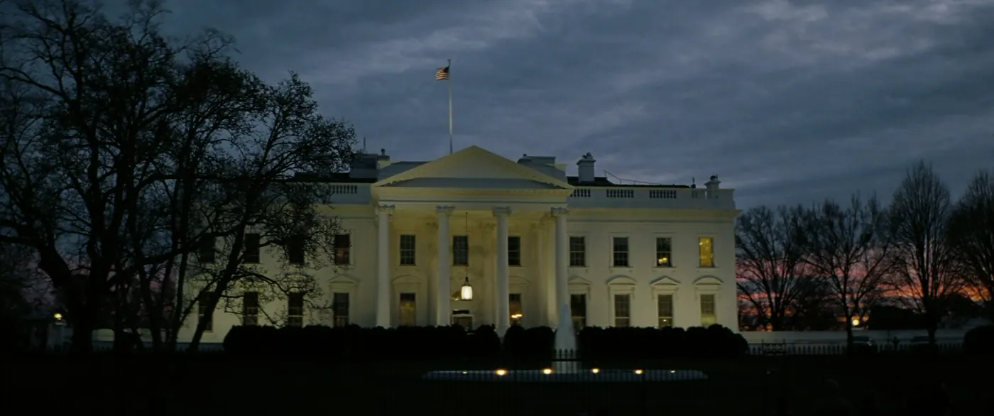 Vice (2018), Adam McKay — plan d’ensemble, aube ou crépuscule, extérieur, sans personnage, silhouette, lumière chaude : palais, jardin, maison blanche, drapeau américain, colonne, fontaine
