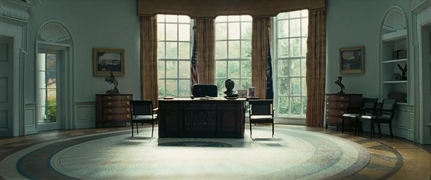 Vice (2018), Adam McKay — plan d’ensemble, jour, intérieur, sans personnage, lumière de fenêtre : bureau, palais, drapeau américain, drapeau, buste, tapis